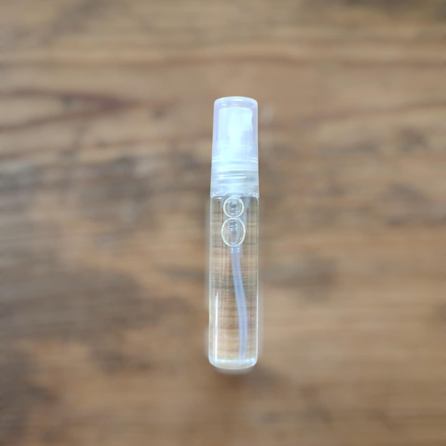 petite fiole en verre de 5ml contenant de l'huile essentielle de talc pour parfumer les plâtres