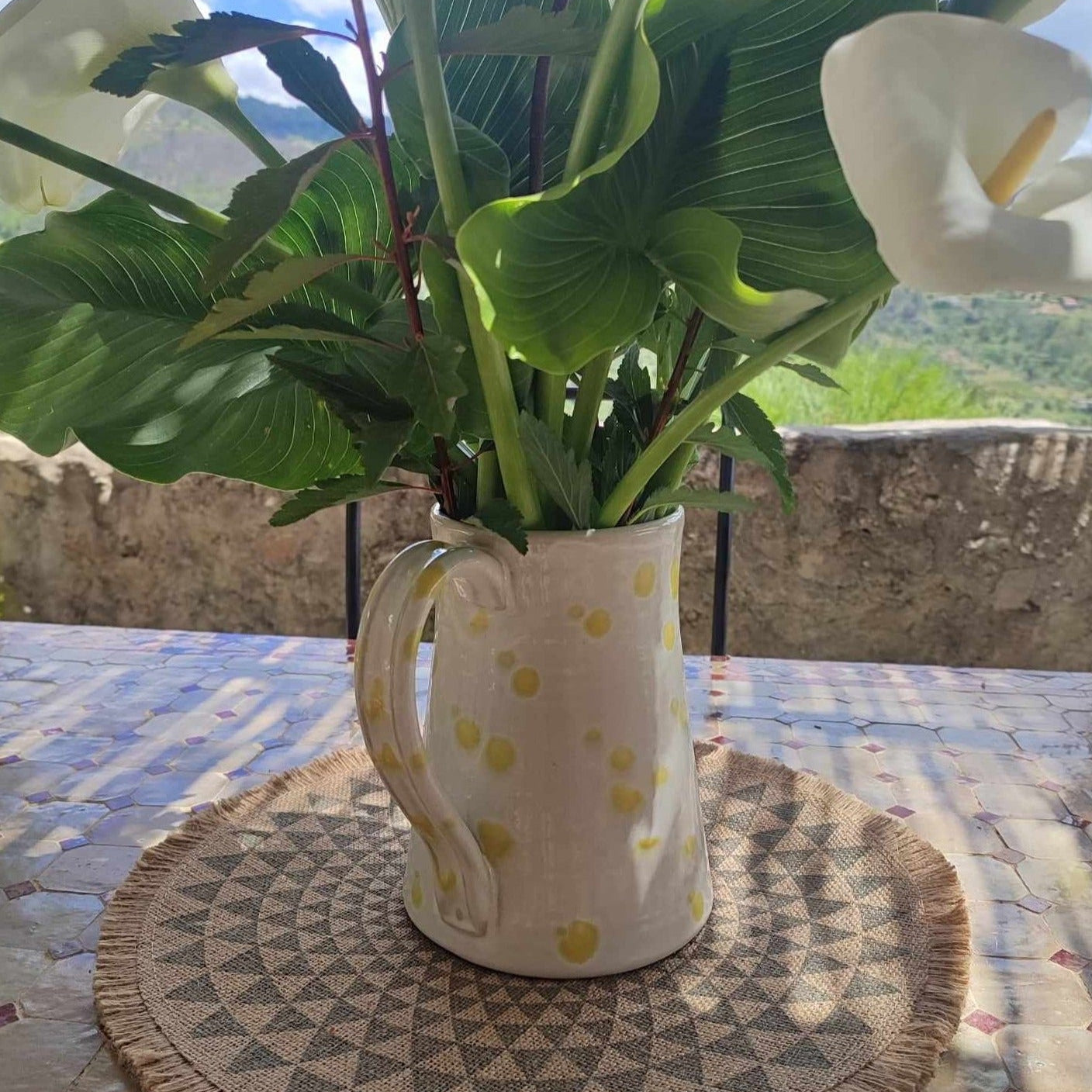 Pichet portugais blanc à pois jaunes, en grès, fait artisanalement au Portugal.