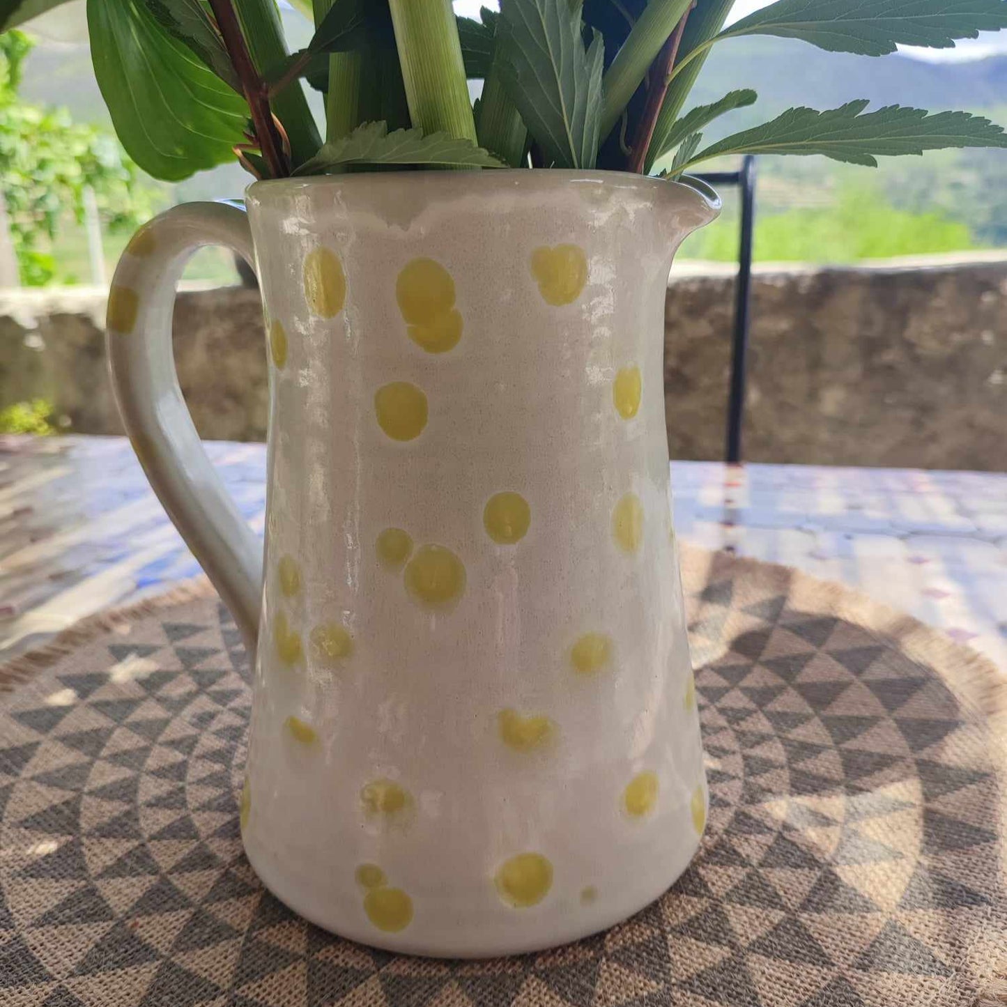 Pichet portugais blanc à pois jaunes, en grès, fait artisanalement au Portugal.
