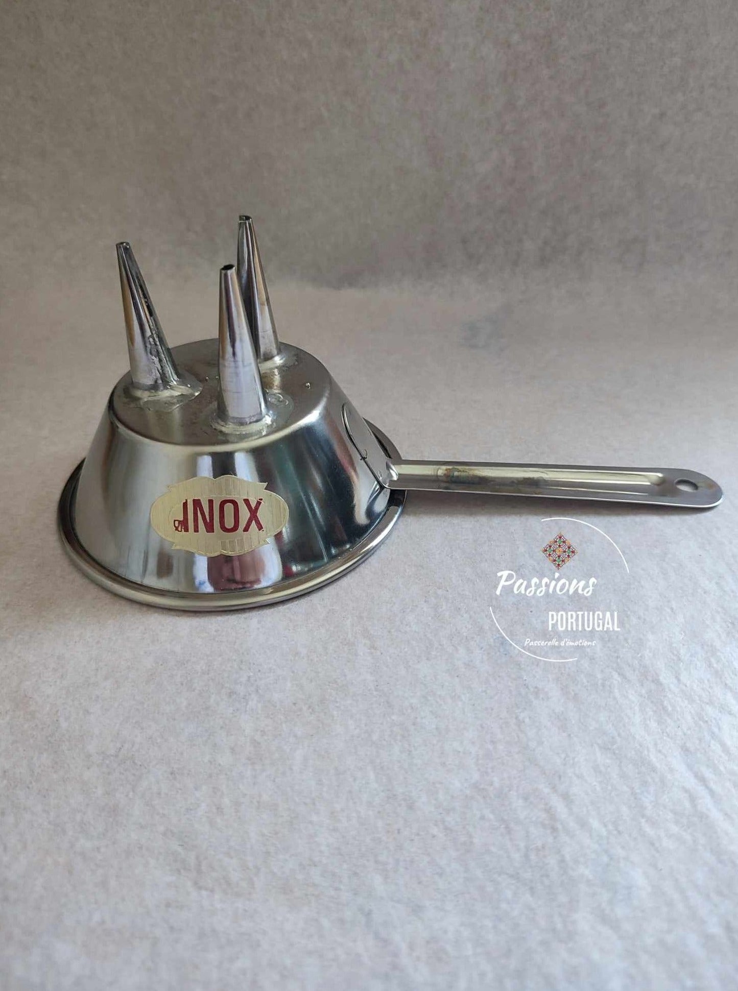 Entonnoir ou passant pour la réalisation des FIOS DE OVOS, fils d'oeufs ou jaunes d'oeufs filés. Produit en inox, fabrication portugaise. FABRIQUÉ AU PORTUGAL