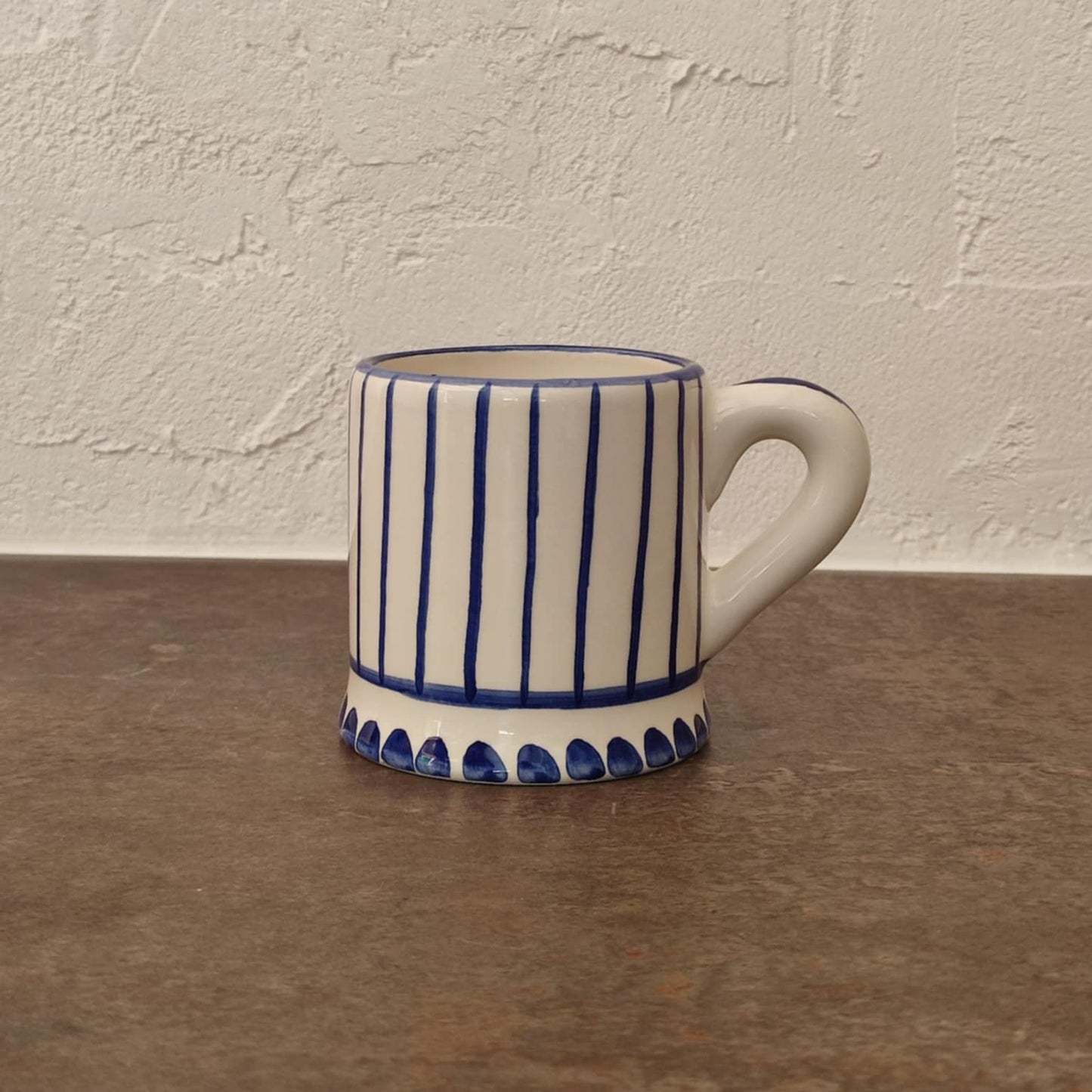 Mug blanc à rayures bleues