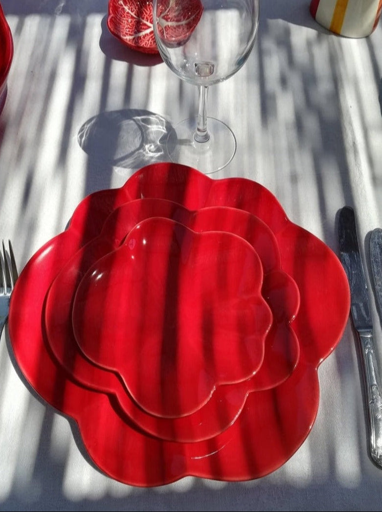 Assiette ROUGE en céramique portugaise, en forme de tomate. Vaisselle portugaise. 29 CM