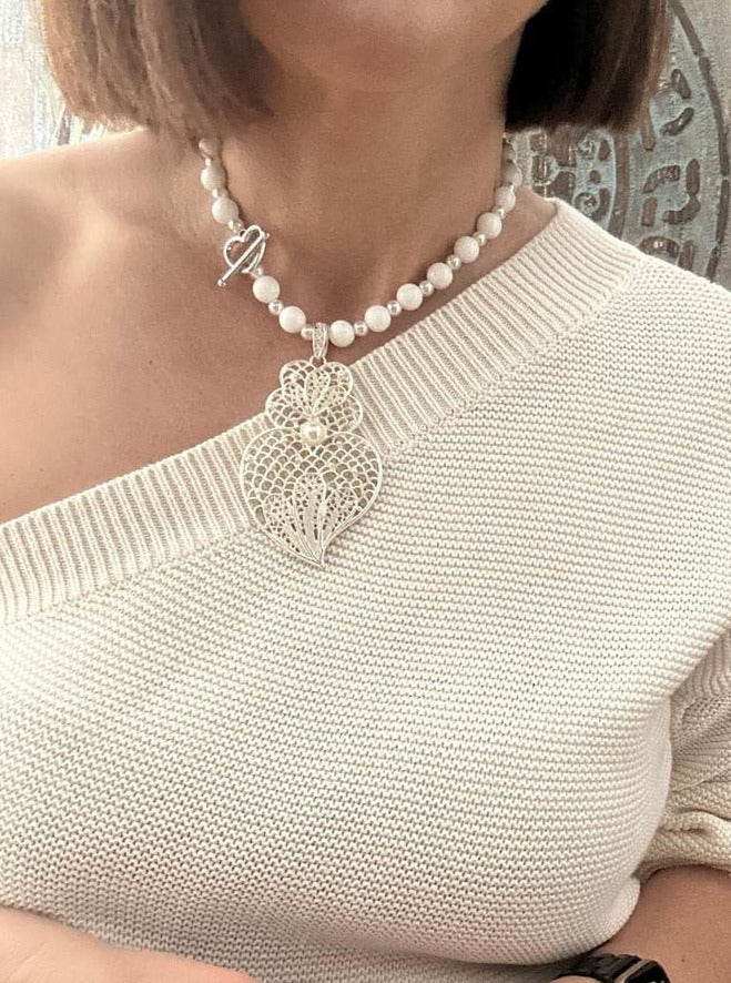 collier portugais ras du coup en perles de couleur blanche avec pendentif Cœur de Viana, coração de Viana en filigrane argenté et perle au centre, réalisé à la main, fabriqué au Portugal,