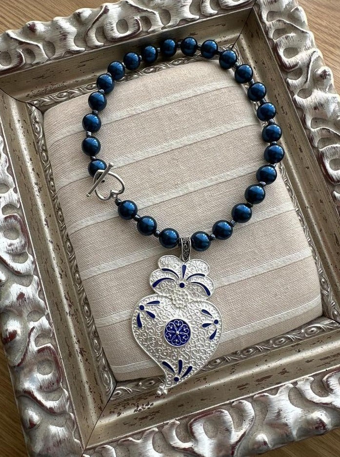 collier portugais ras du coup en perles de couleur bleu nuit avec pendentif Cœur de Viana, coração de Viana argenté & bleu, réalisé à la main, fabriqué au Portugal,
