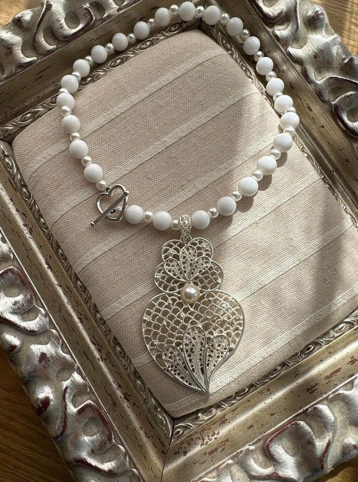 collier portugais ras du coup en perles de couleur blanche avec pendentif Cœur de Viana, coração de Viana en filigrane argenté et perle au centre, réalisé à la main, fabriqué au Portugal,
