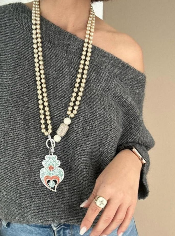 Sautoir collier portugais en perles beiges avec pendentif Cœur de Viana, coração de Viana en filigrane, au couleur vert eau & orange, fabriqué au Portugal,