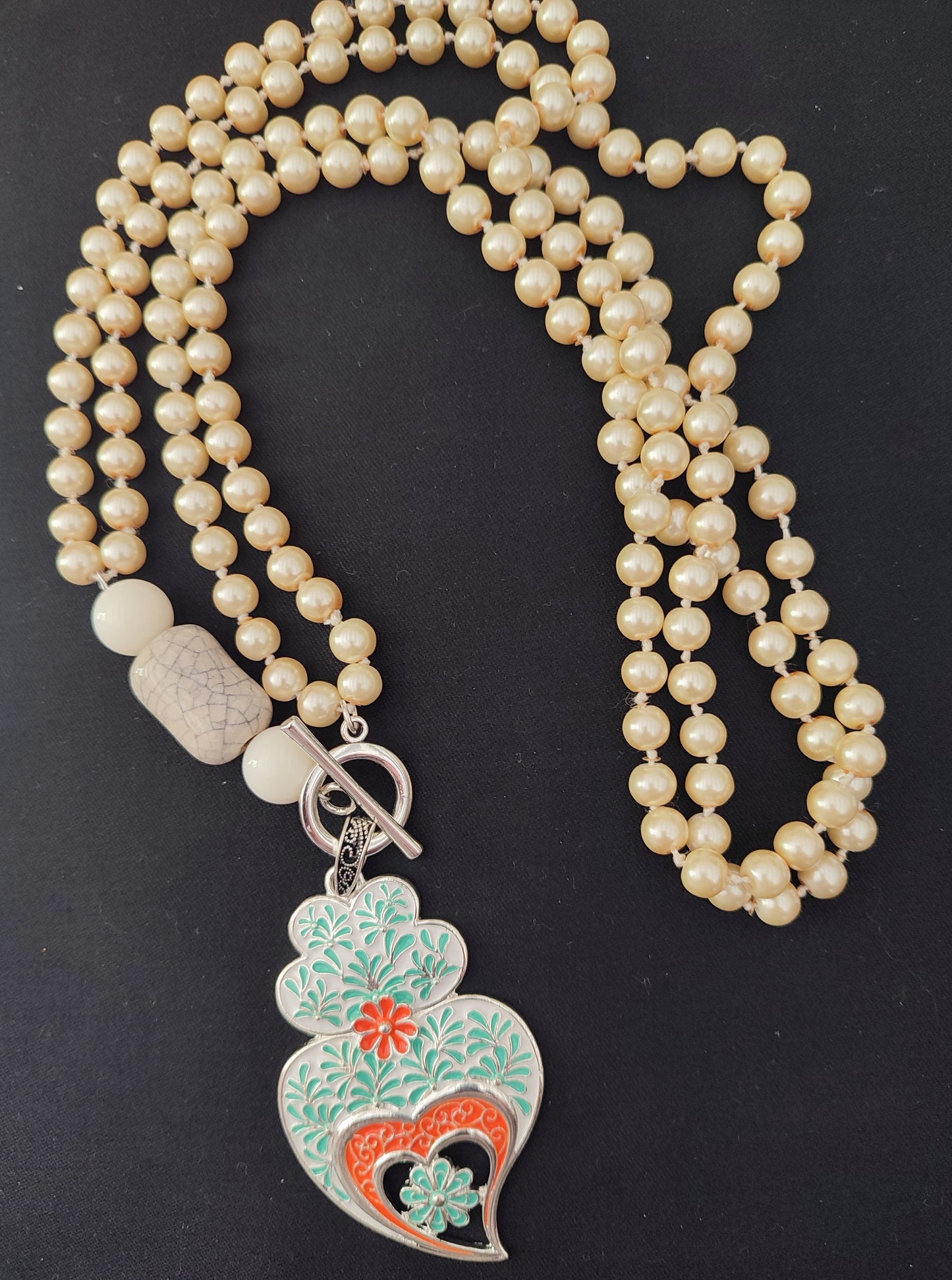 Sautoir collier portugais en perles beiges avec pendentif Cœur de Viana, coração de Viana en filigrane, au couleur vert eau & orange, fabriqué au Portugal,