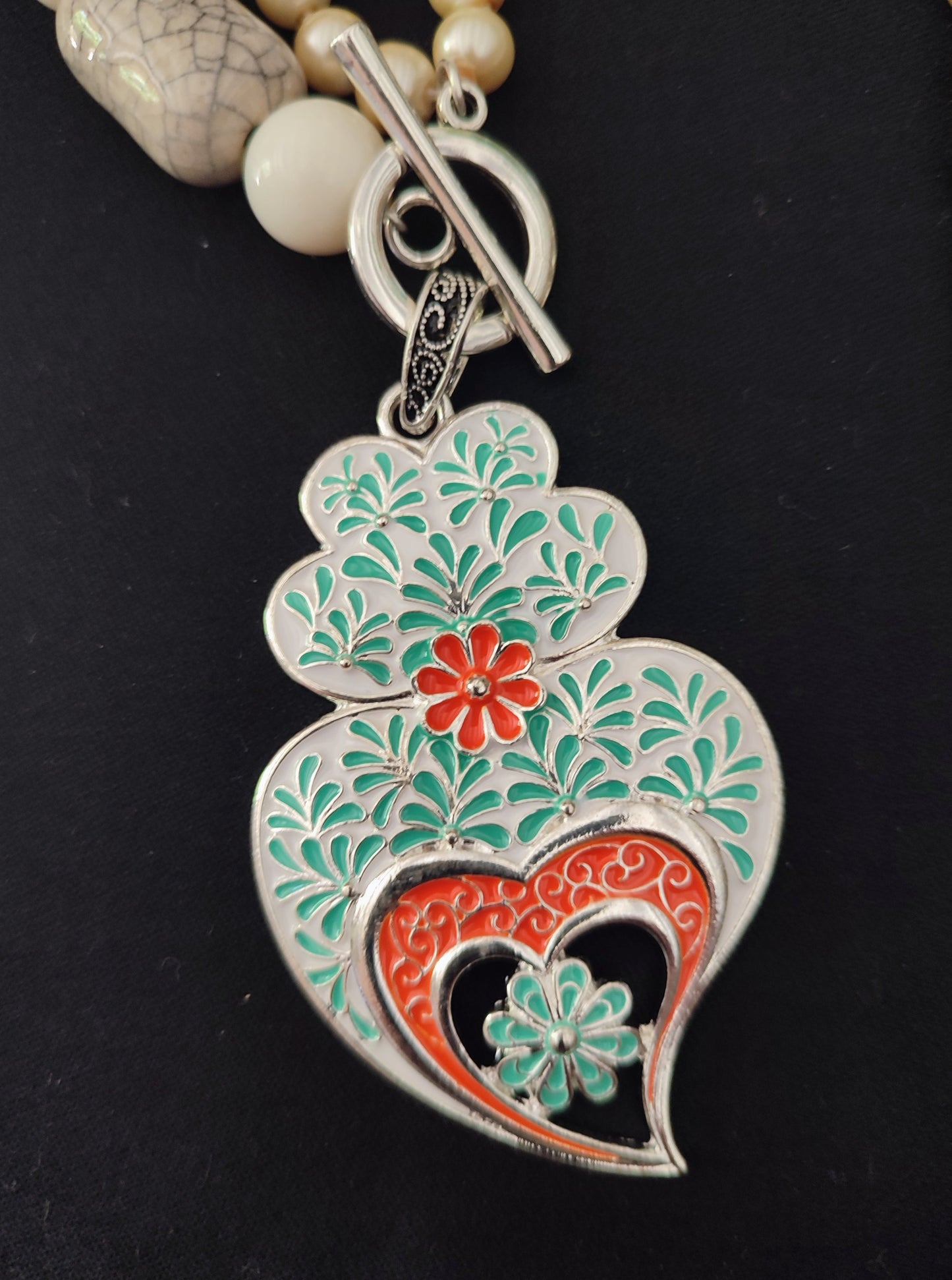 Sautoir collier portugais en perles beiges avec pendentif Cœur de Viana, coração de Viana en filigrane, au couleur vert eau & orange, fabriqué au Portugal,