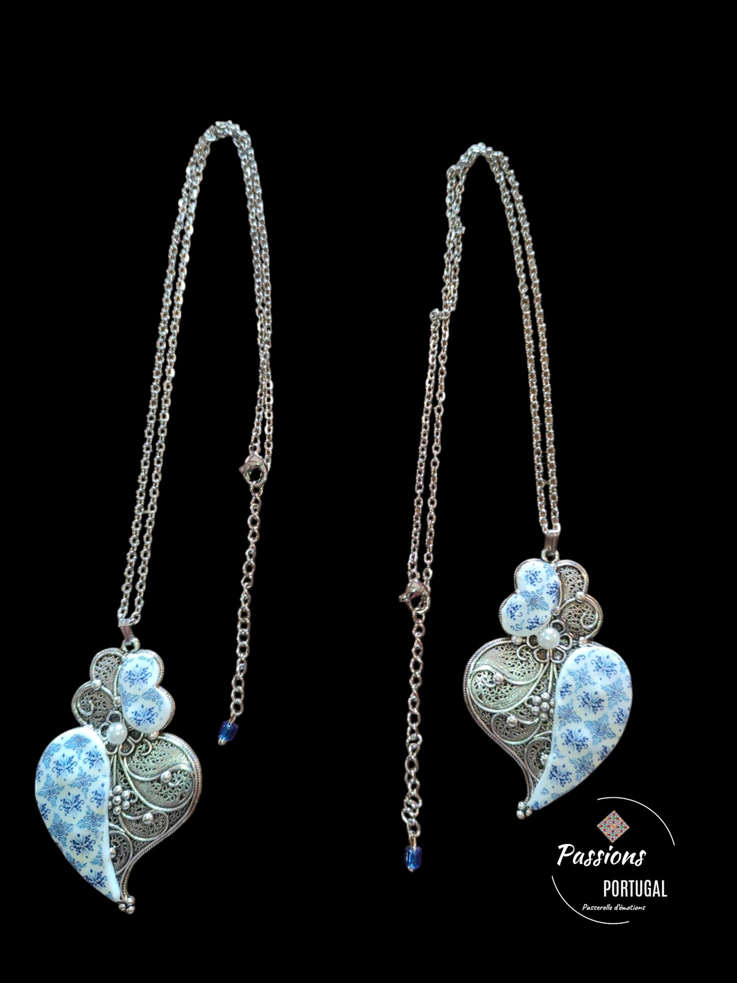 Collier portugais en acier & polymère représentant le Coeur de Viana,Coração de Viana, avec des motifs d'azulejos bleus portugais, et une perle fantaisie au centre. fabrication artisanale, made in