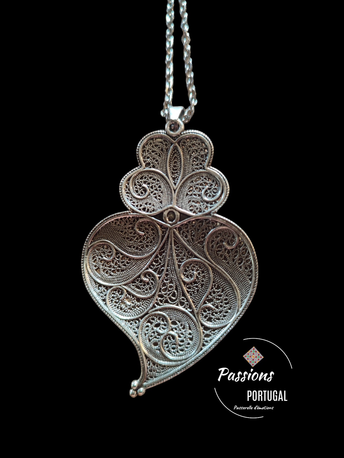 vue arrière du Collier portugais en acier & polymère représentant le Coeur de Viana,Coração de Viana, avec des motifs d'azulejos bleus portugais avec perle au centre sur le devant. fabrication artisanale, made in