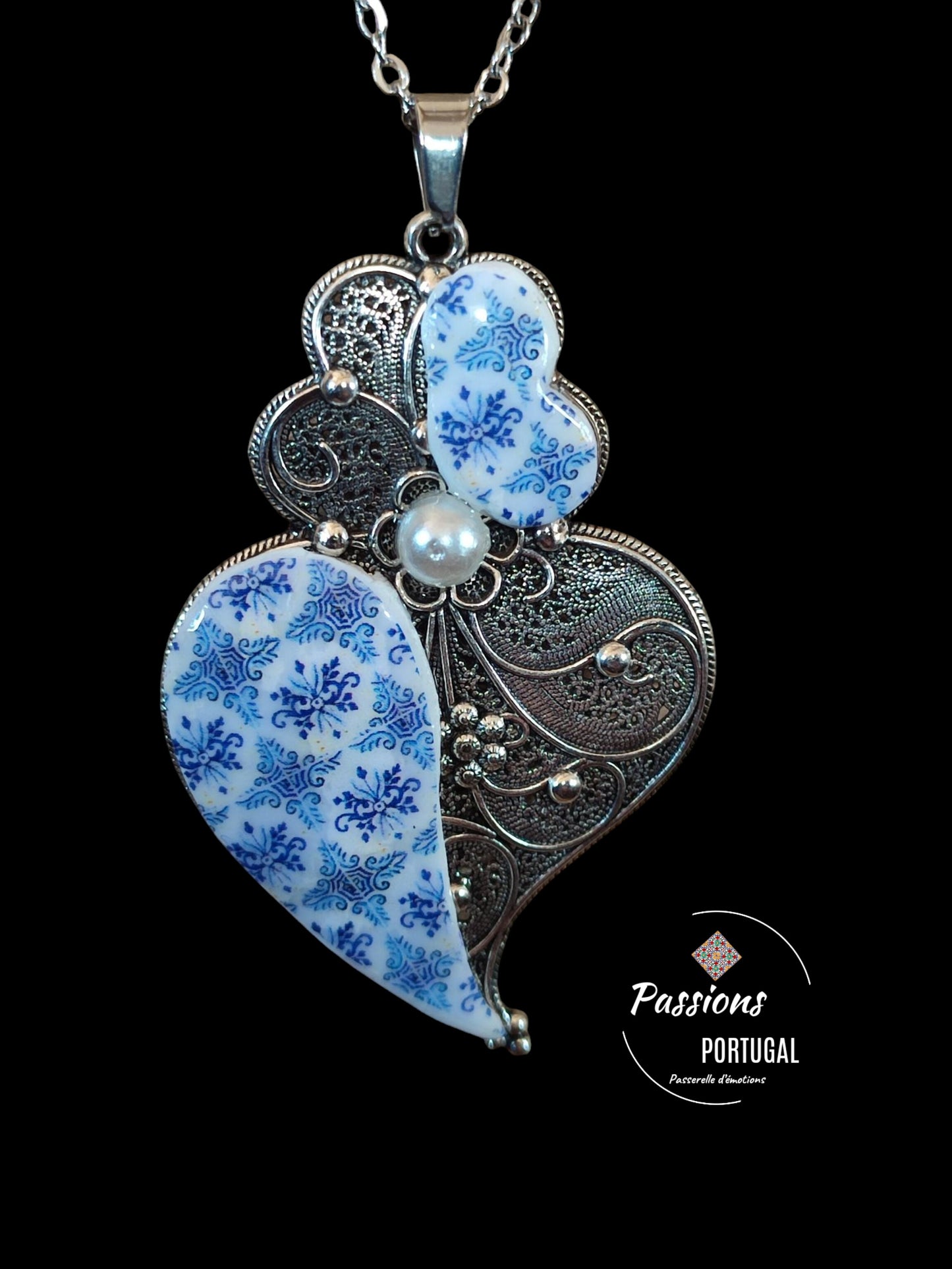 Collier portugais en acier & polymère représentant le Coeur de Viana,Coração de Viana, avec des motifs d'azulejos bleus portugais, avec une perle fantaisie au centre fabrication artisanale, made in