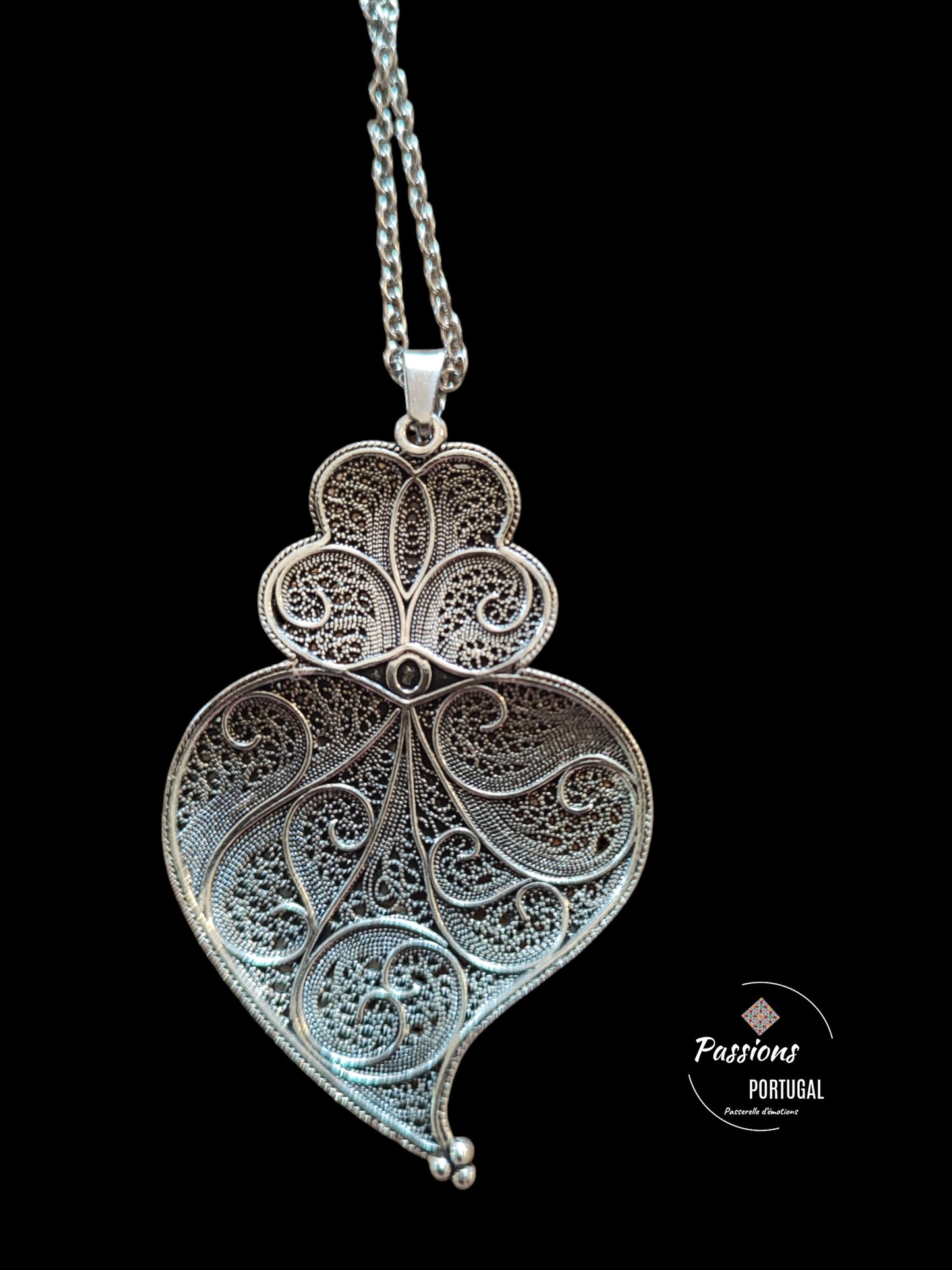 vue arrière du Collier portugais en acier & polymère représentant le Coeur de Viana,Coração de Viana, avec des motifs d'azulejos bleus portugais. fabrication artisanale, made in Portugal