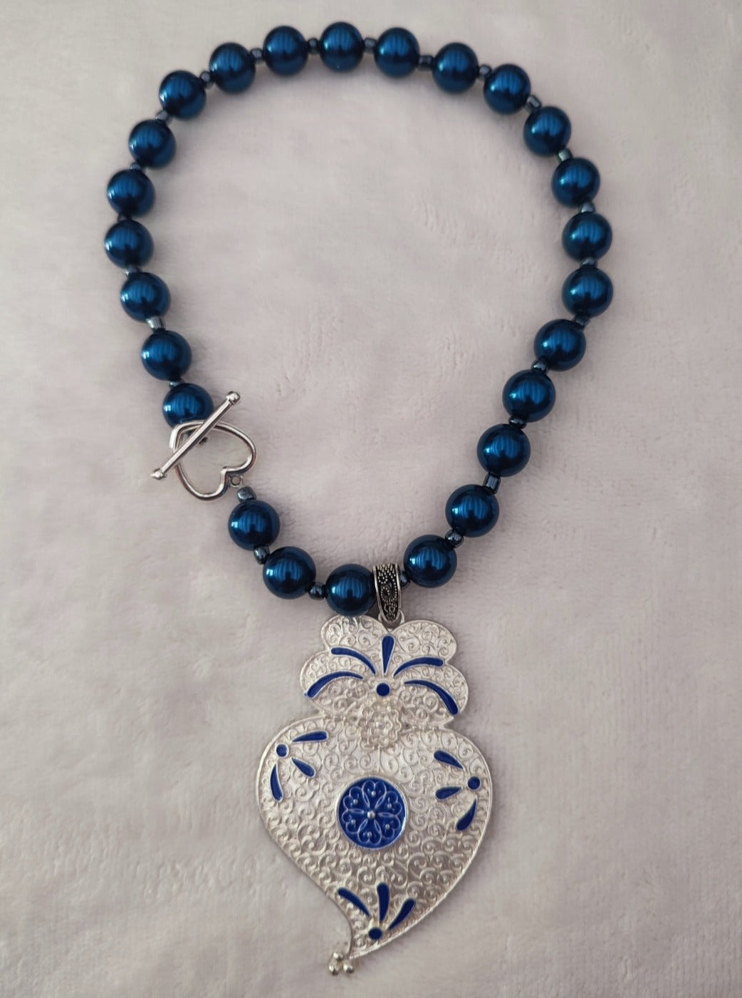 collier portugais ras du coup en perles de couleur bleu nuit avec pendentif Cœur de Viana, coração de Viana argenté & bleu, réalisé à la main, fabriqué au Portugal,
