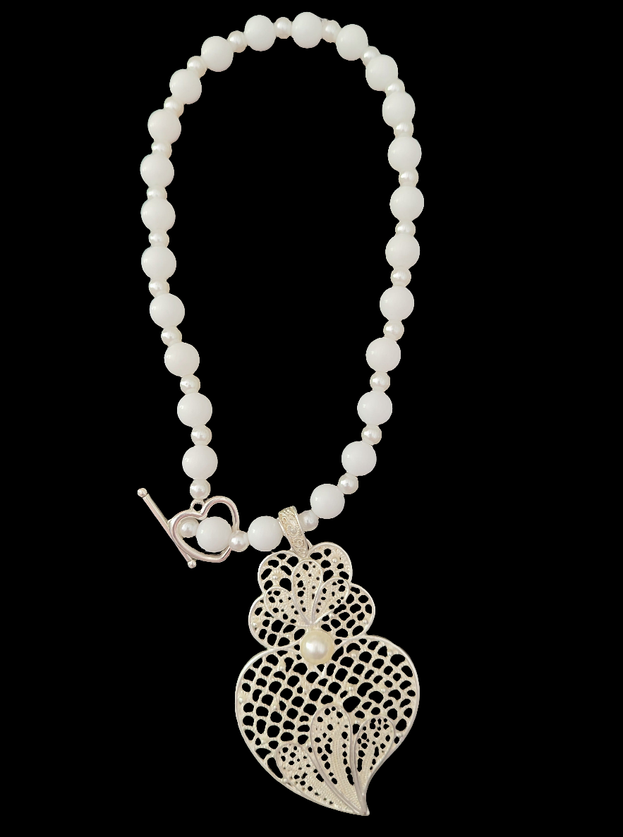 collier portugais ras du coup en perles de couleur blanche avec pendentif Cœur de Viana, coração de Viana en filigrane argenté et perle au centre, réalisé à la main, fabriqué au Portugal,