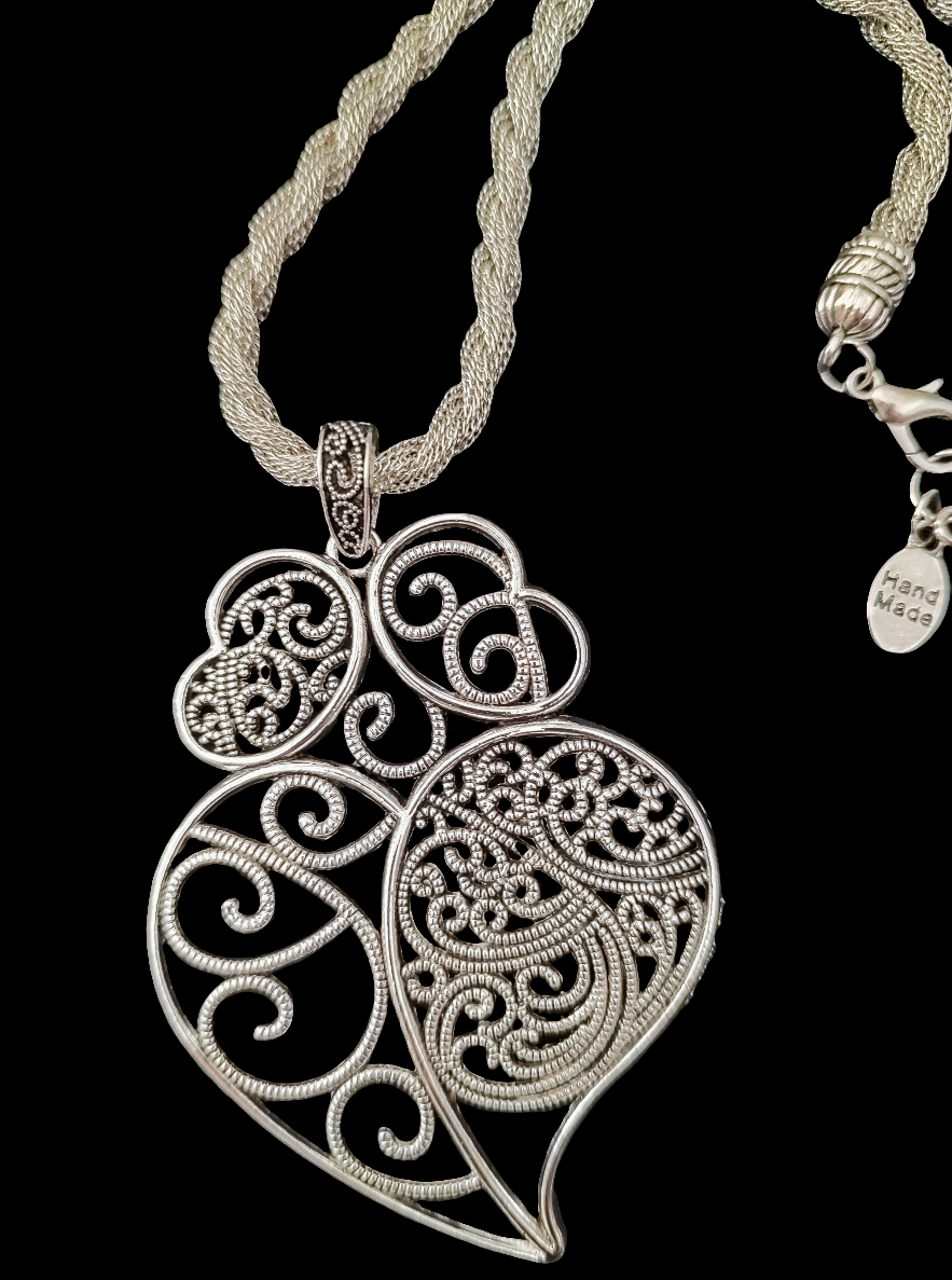 collier portugais ras du coup en maille torsadée argentée avec pendentif Cœur de Viana, coração de Viana en filigrane argenté , réalisé à la main, fabriqué au Portugal,