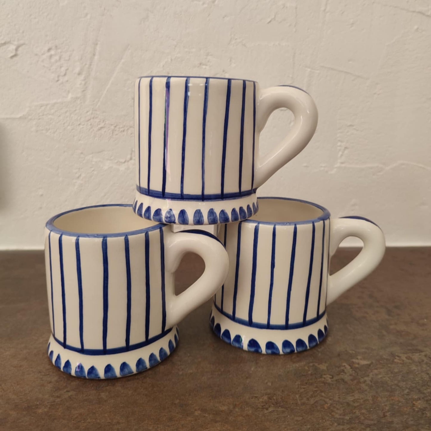 Mug blanc à rayures bleues