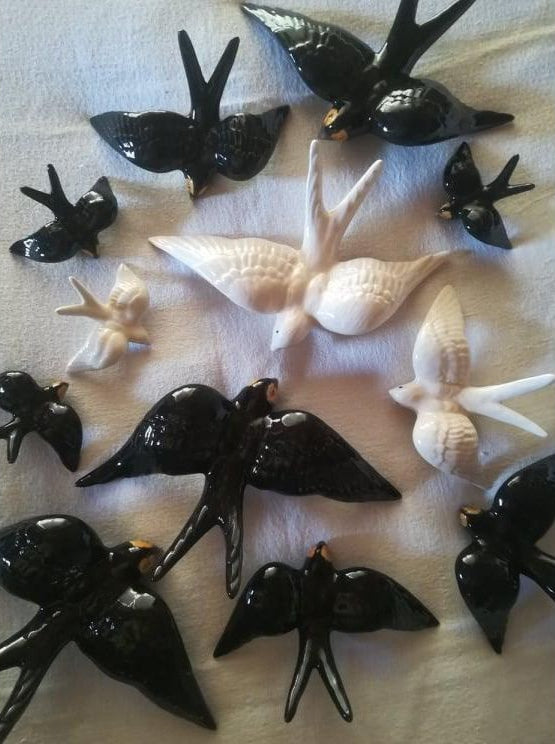 Hirondelle en céramique noire moyenne
