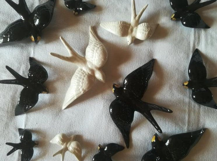 Hirondelle en céramique noire moyenne