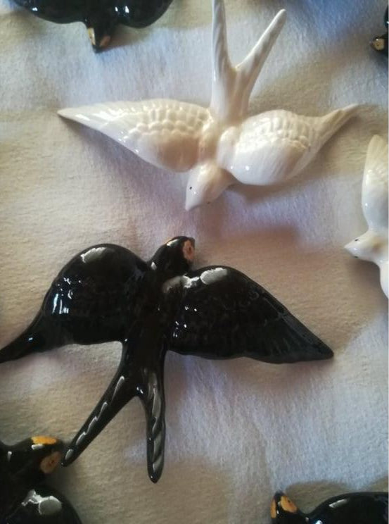 Hirondelle en céramique noire moyenne