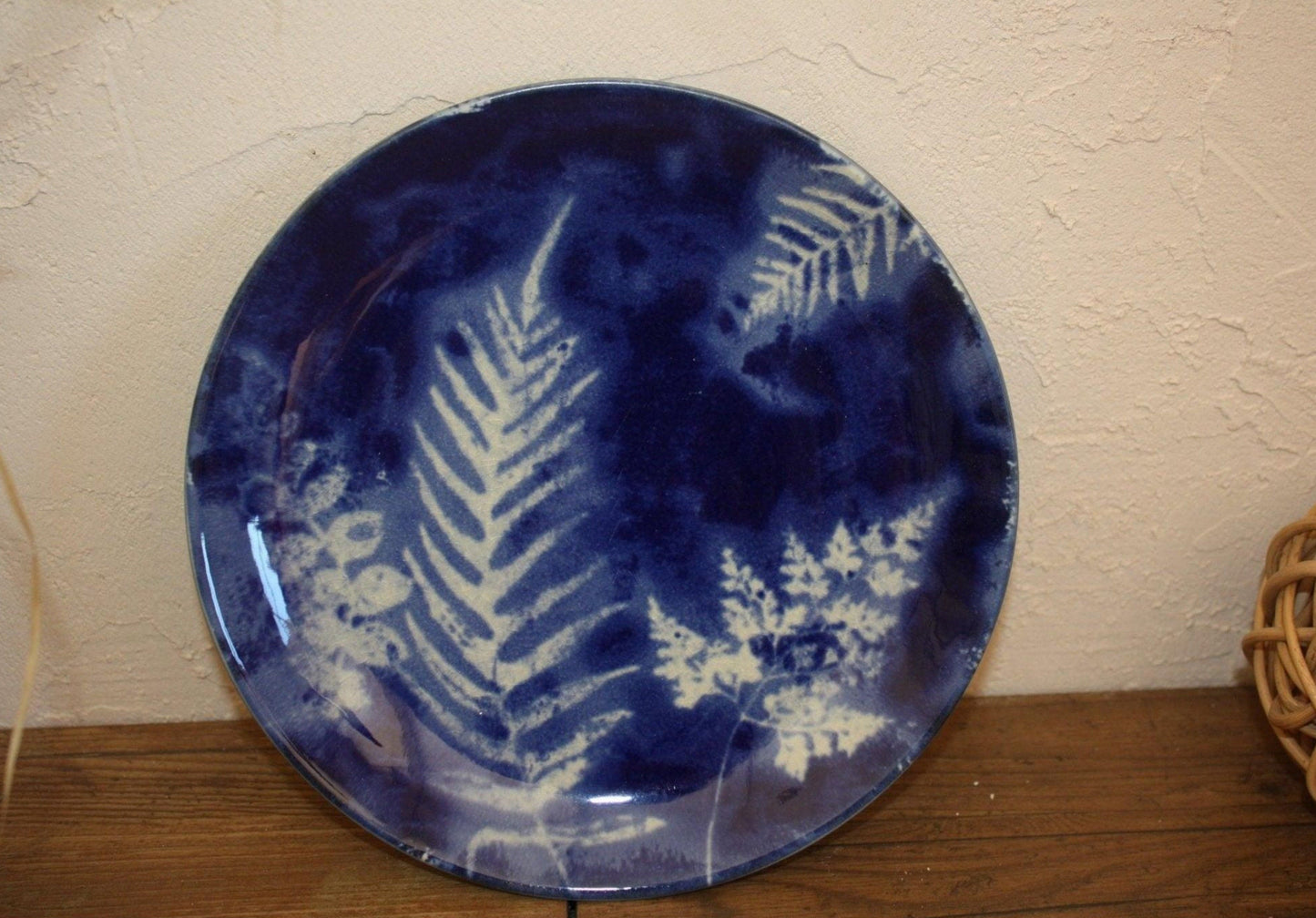 Assiette de 21.5 cm en grès, de couleur bleu et blanc, de très belle qualité, un design naturel & nature, parfaite sur une table nappée blanc. Vaisselle portugaise,