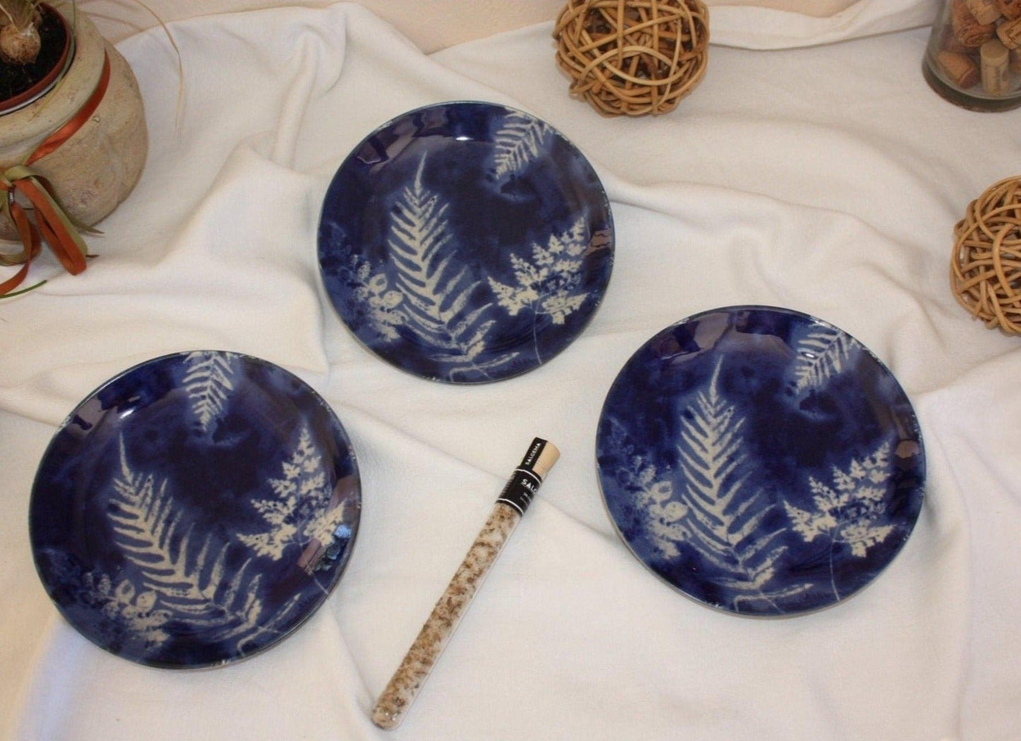 Assiette de 21.5 cm en grès, de couleur bleu et blanc, de très belle qualité, un design naturel & nature, parfaite sur une table nappée blanc. Vaisselle portugaise,
