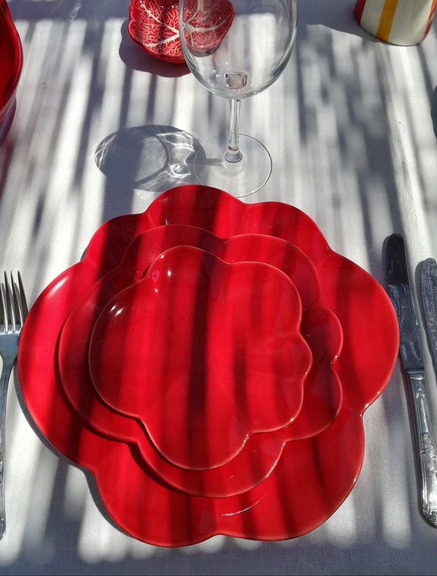 Assiette ROUGE en céramique portugaise, en forme de tomate. Vaisselle portugaise. 21.5 CM