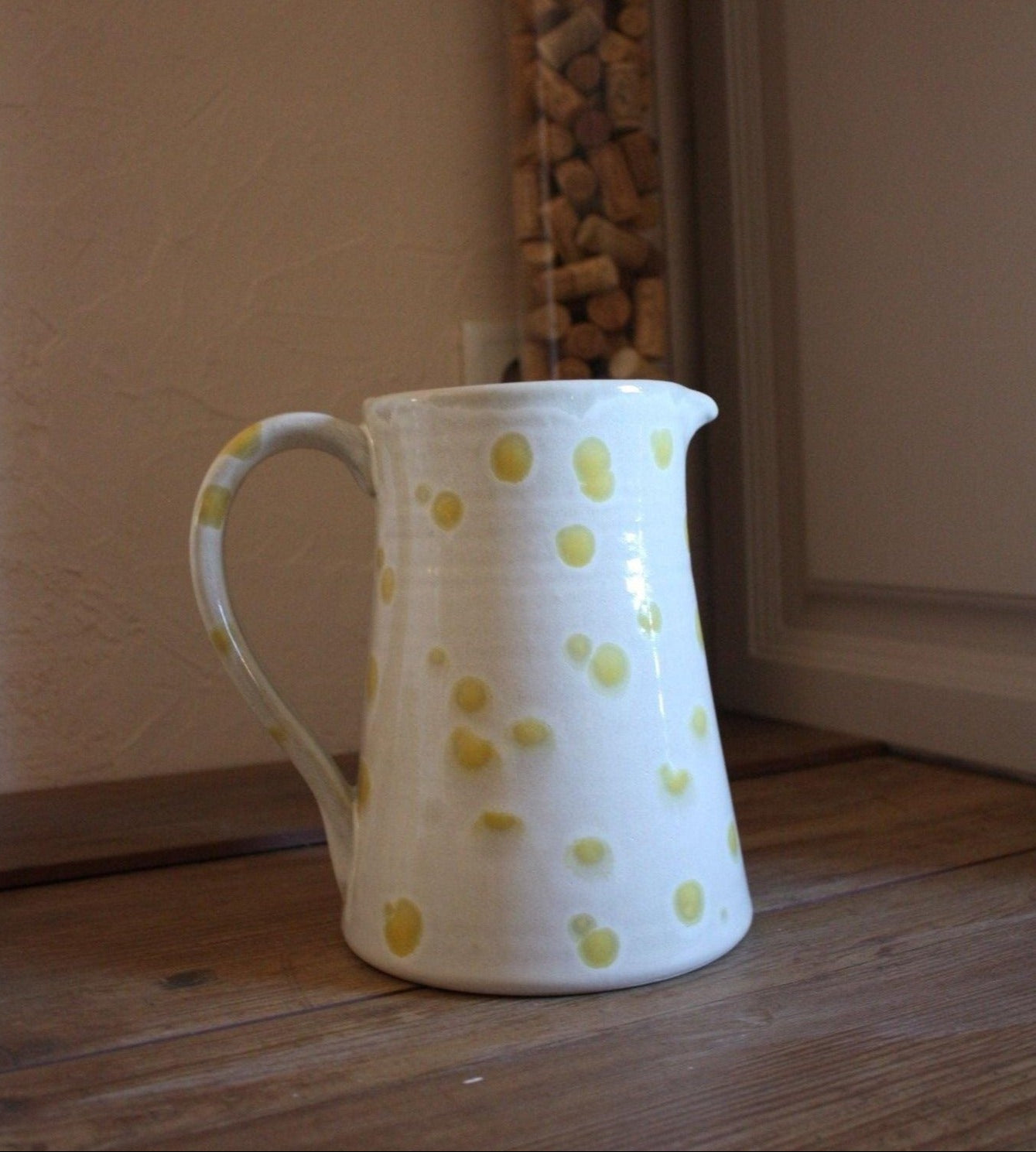Pichet portugais blanc à pois jaunes, en grès, fait artisanalement au Portugal.