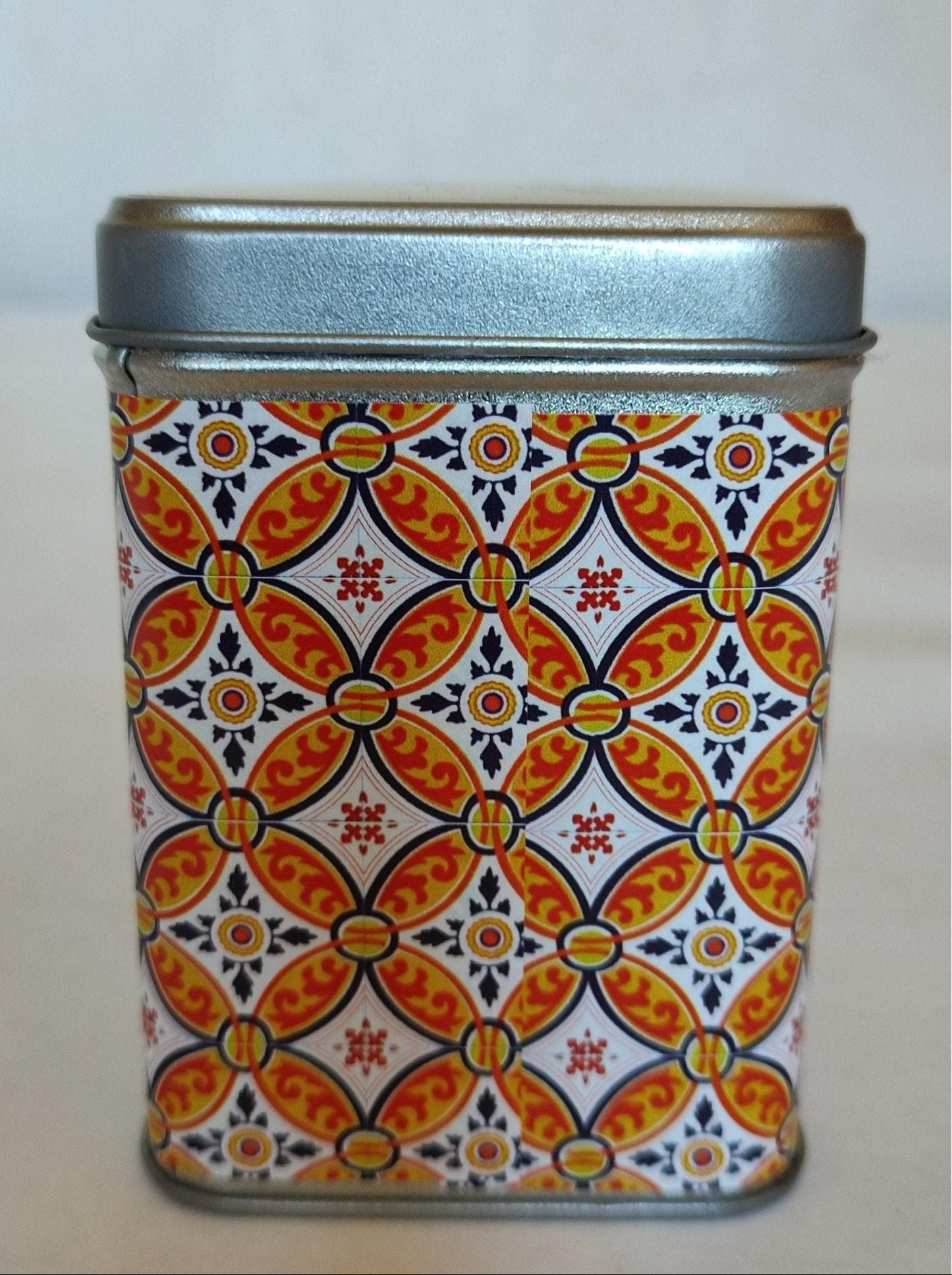 Thé noir aux oranges d'Algarve, produit du PORTUGAL, boite hermétique de 100 grammes décorée d'azulejos. Fabrication portugaise, marque PIACERE PORTUGAL