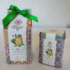 Thé vert aux ananas des Açores, produit du PORTUGAL, boite de 50 grammes en carton décorée d'azulejos, en sachet pyramidal. Fabrication portugaise, marque PIACERE PORTUGAL