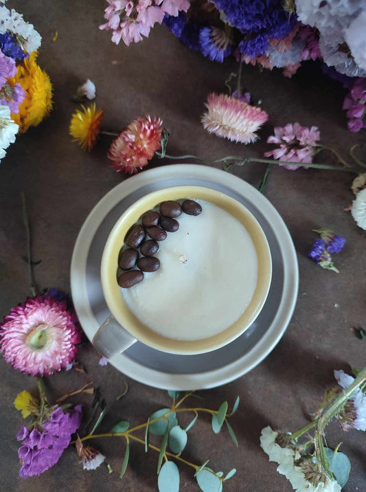 bougie à la cire de soja 100% végétale, coulée dans une tasse à café en céramique portugaise de couleur gris/taupe avec des grains de café. Made in Portugal