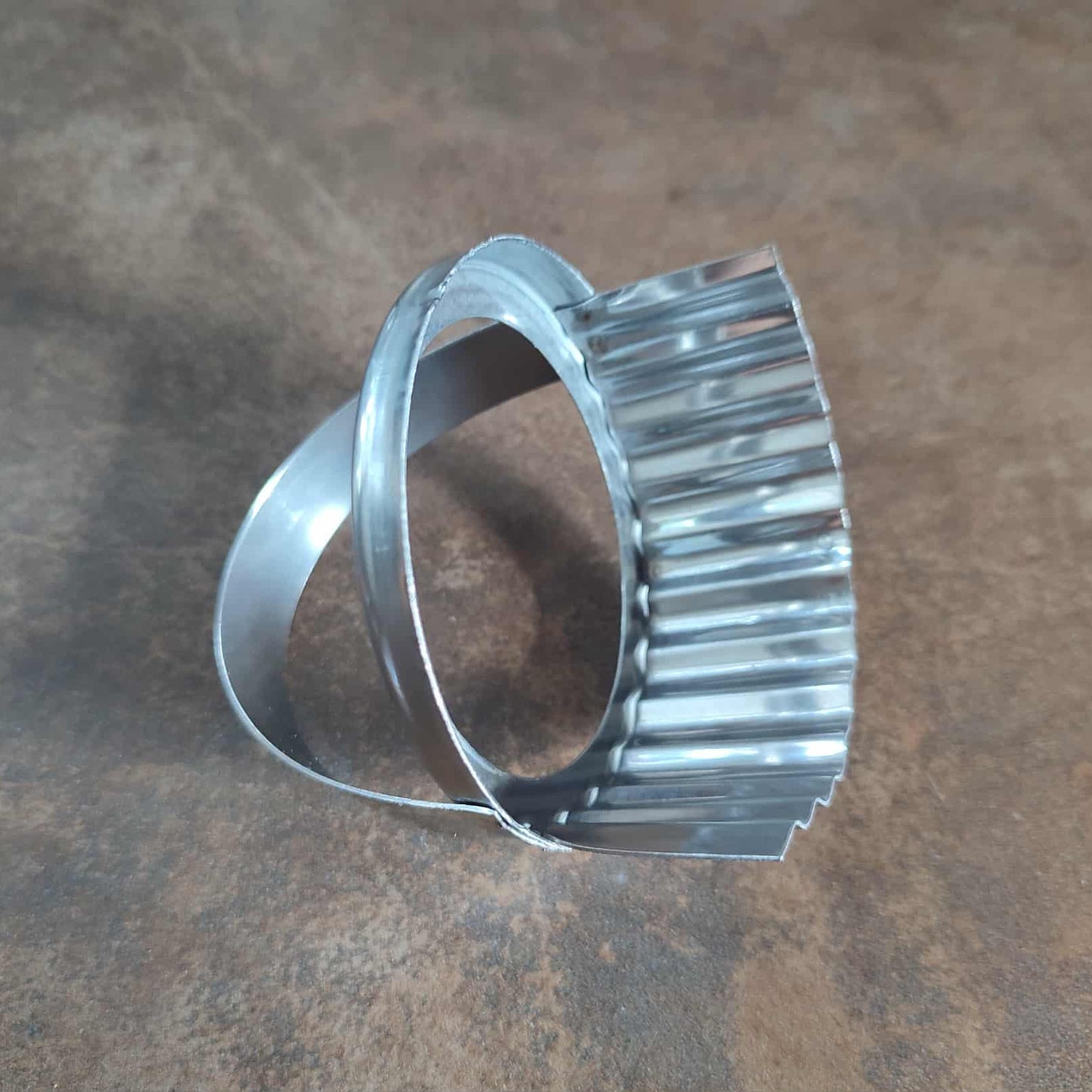 Coupe pâte demi-lune inox pour les "RISSOIS"