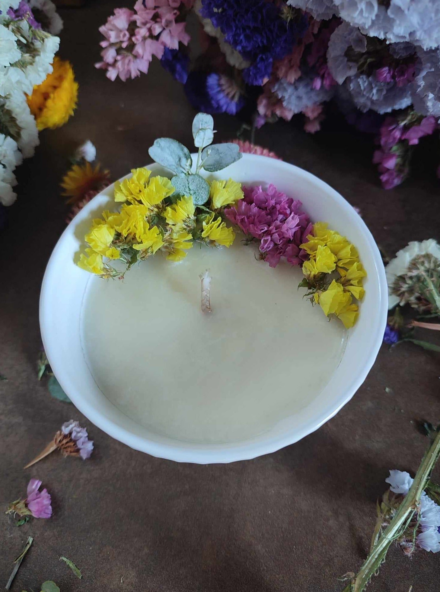 bougie à la cire de soja 100% végétale, coulée dans une céramique portugaise blanche à rayures ou à petits pois, avec des petits fleurs séchées. Made in Portugal