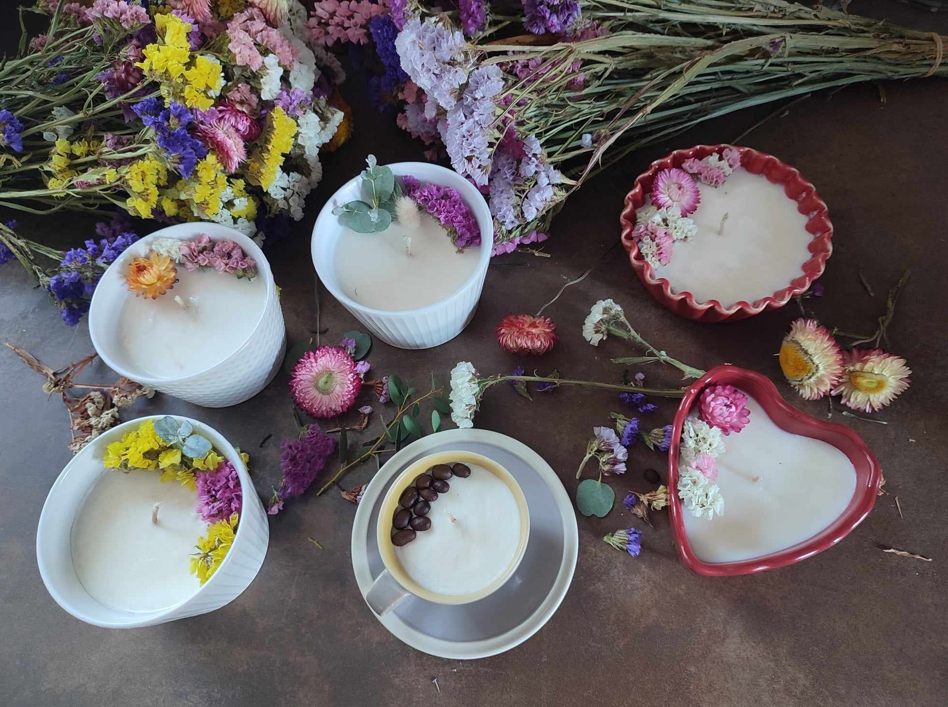 bougie à la cire de soja 100% végétale, coulée dans une céramique portugaise blanche à rayures ou à petits pois, avec des petits fleurs séchées. Made in Portugal