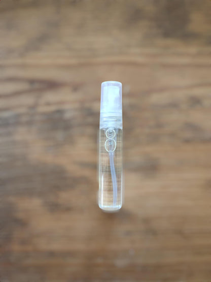 petite fiole en verre de 5ml contenant de l'huile essentielle de talc pour parfumer les plâtres 