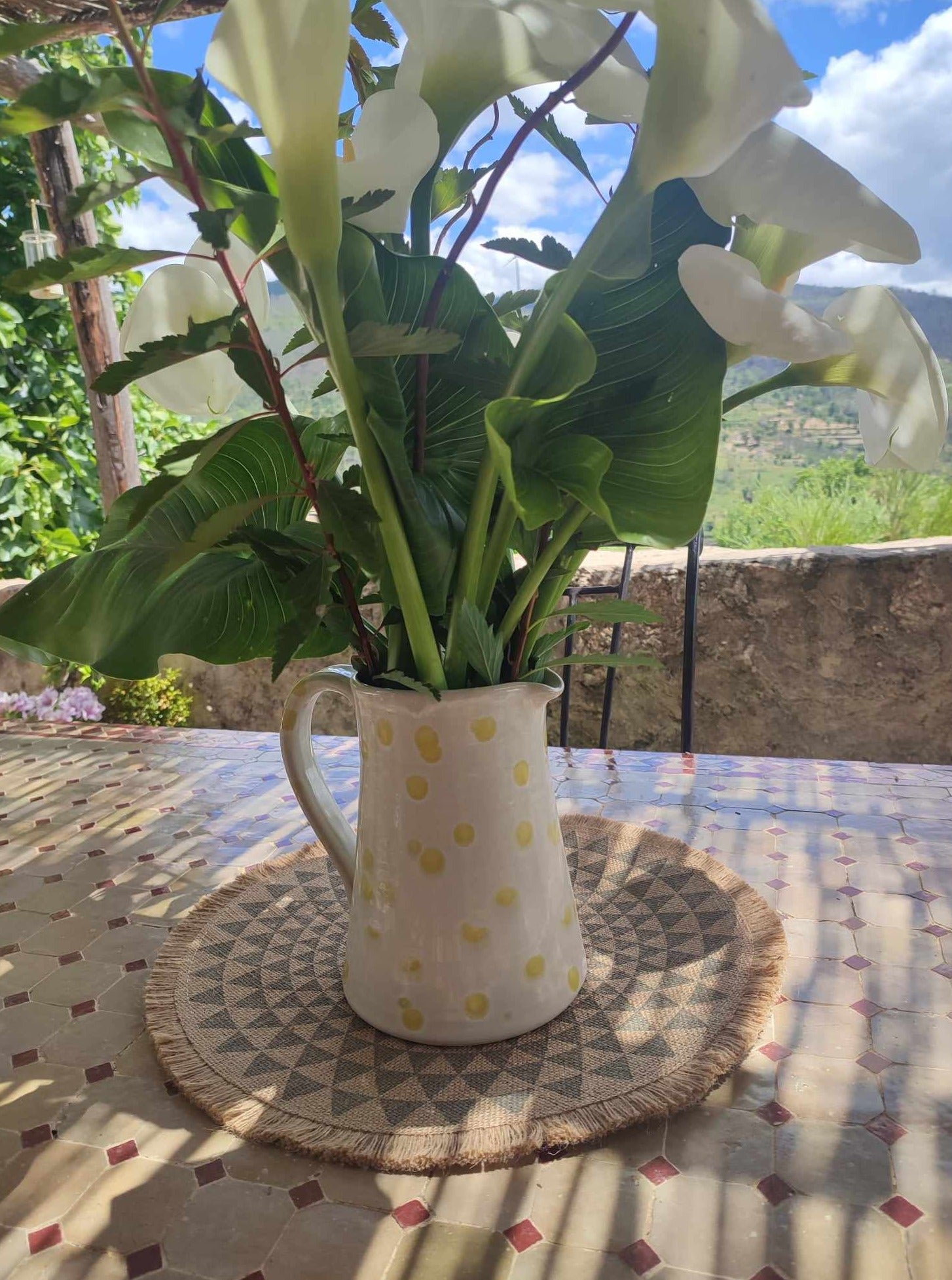 Pichet portugais blanc à pois jaunes, en grès, fait artisanalement au Portugal.