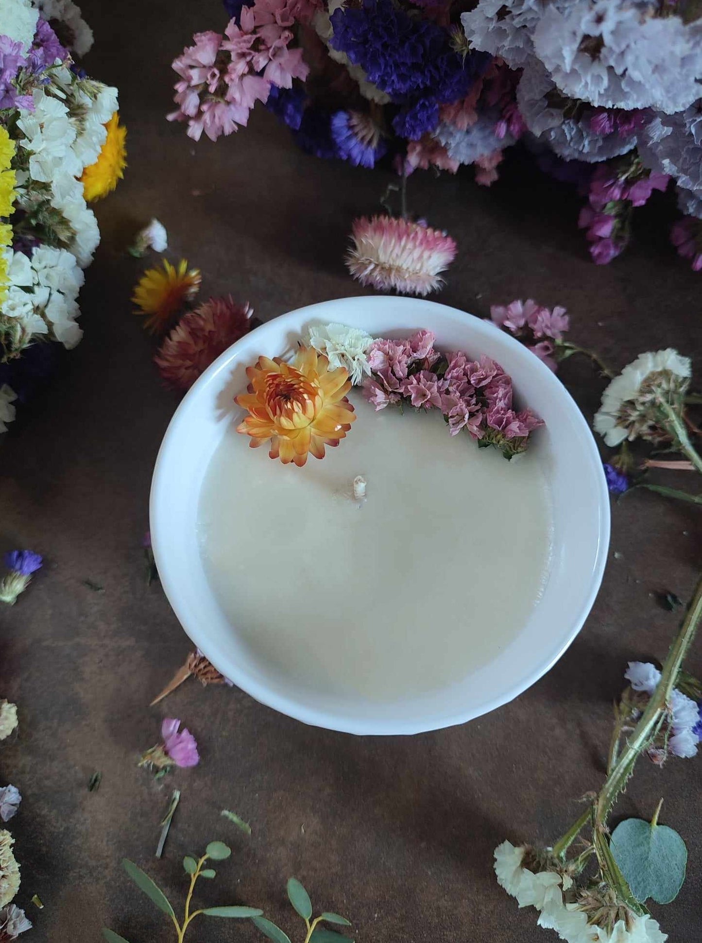 bougie à la cire de soja 100% végétale, coulée dans une céramique portugaise blanche à rayures ou à petits pois, avec des petits fleurs séchées. Made in Portugal