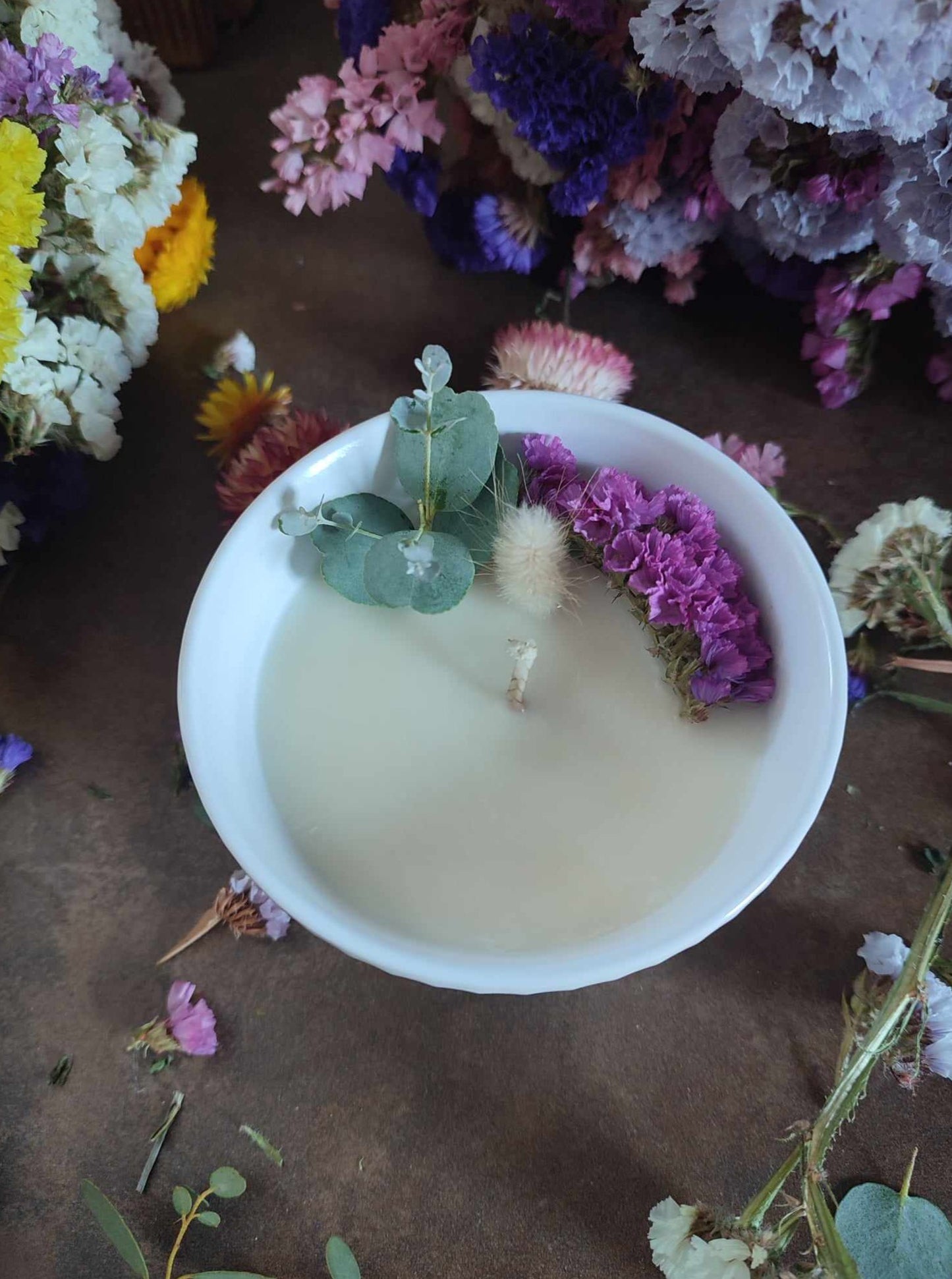 bougie à la cire de soja 100% végétale, coulée dans une céramique portugaise blanche à rayures ou à petits pois, avec des petits fleurs séchées. Made in Portugal