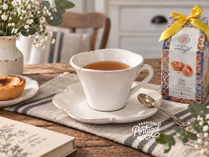 Tasse accompagnée de sa soucoupe, au charme délicatement shabby chic.