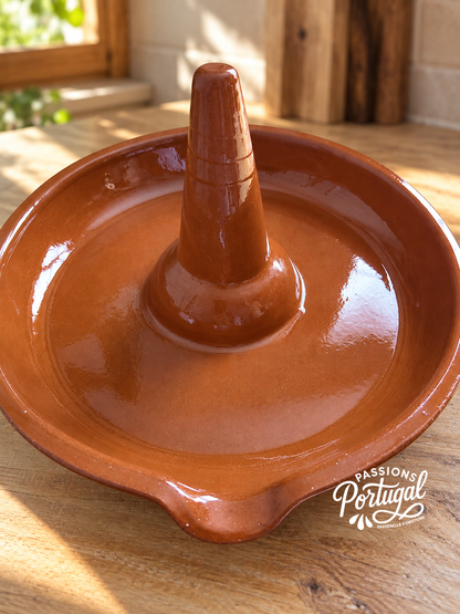 Plat artisanal de cuisson verticale pour poulet en terre cuite