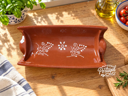 Plat artisanal en forme de tuile "telha" en terre cuite