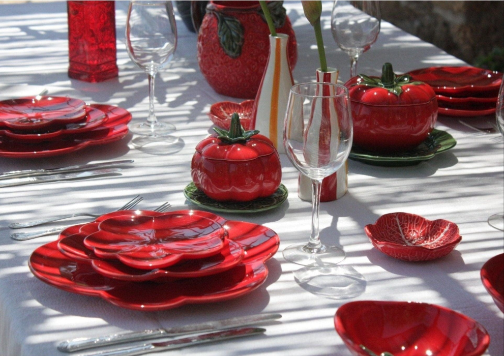 Assiette ROUGE  en céramique portugaise, en forme de tomate. Vaisselle portugaise. 21.5 CM