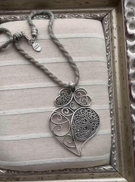 collier portugais ras du coup en maille torsadée argentée avec pendentif Cœur de Viana, coração de Viana en filigrane argenté , réalisé à la main,  fabriqué au Portugal,