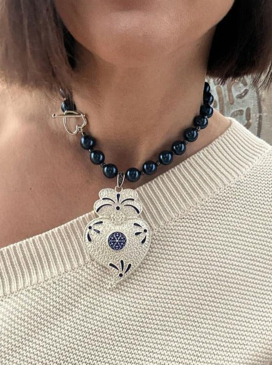 collier portugais ras du coup en perles de couleur bleu nuit avec pendentif Cœur de Viana, coração de Viana argenté & bleu, réalisé à la main,  fabriqué au Portugal,