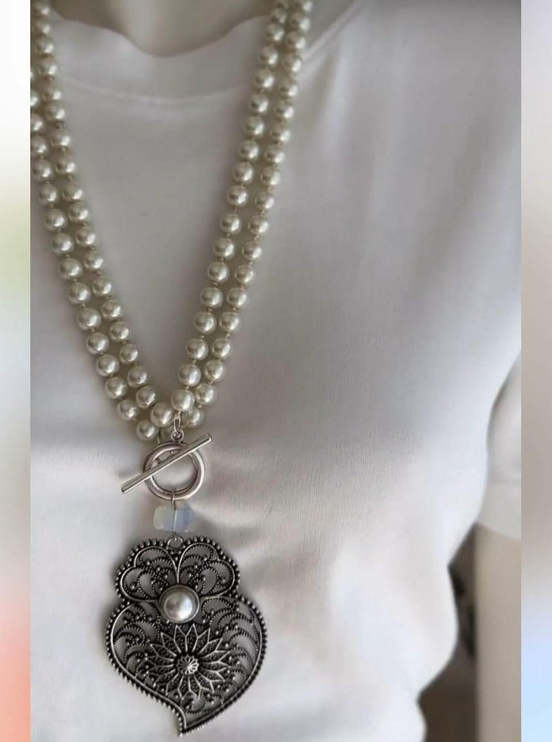 Sautoir collier portugais en perles blanches avec pendentif Cœur de Viana, coração de Viana en filigrane, fabriqué au Portugal,