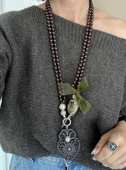 Sautoir collier portugais en perles marrons glacés avec pendentif Cœur de Viana, coração de Viana en filigrane avec perles au centre, & petit noeud en organza kaki, réalisé à la main,  fabriqué au Portugal,