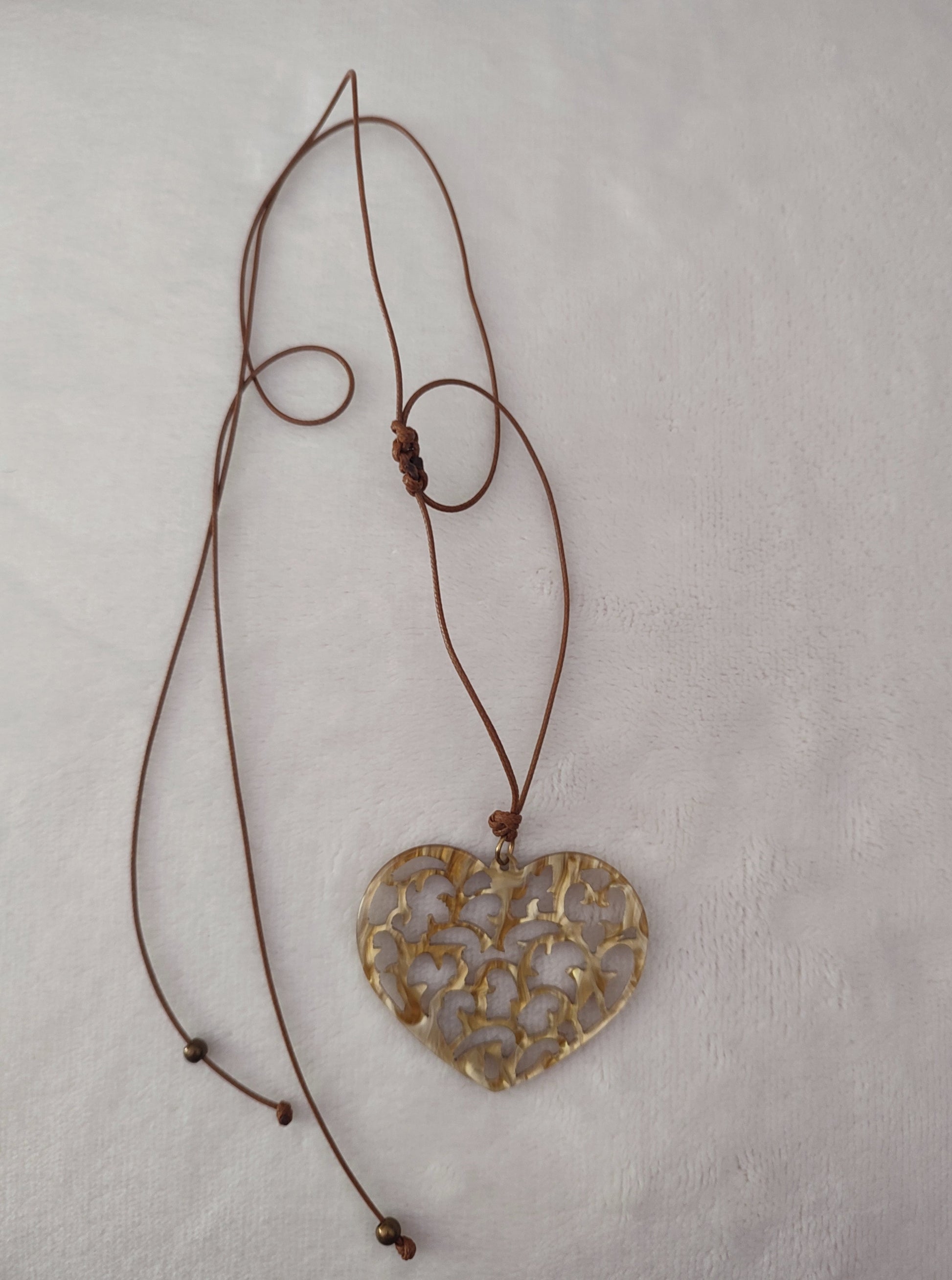 collier marron avec lien coulissant et coeur rempli d'arabesques Fabriqué au Portugal. fait main