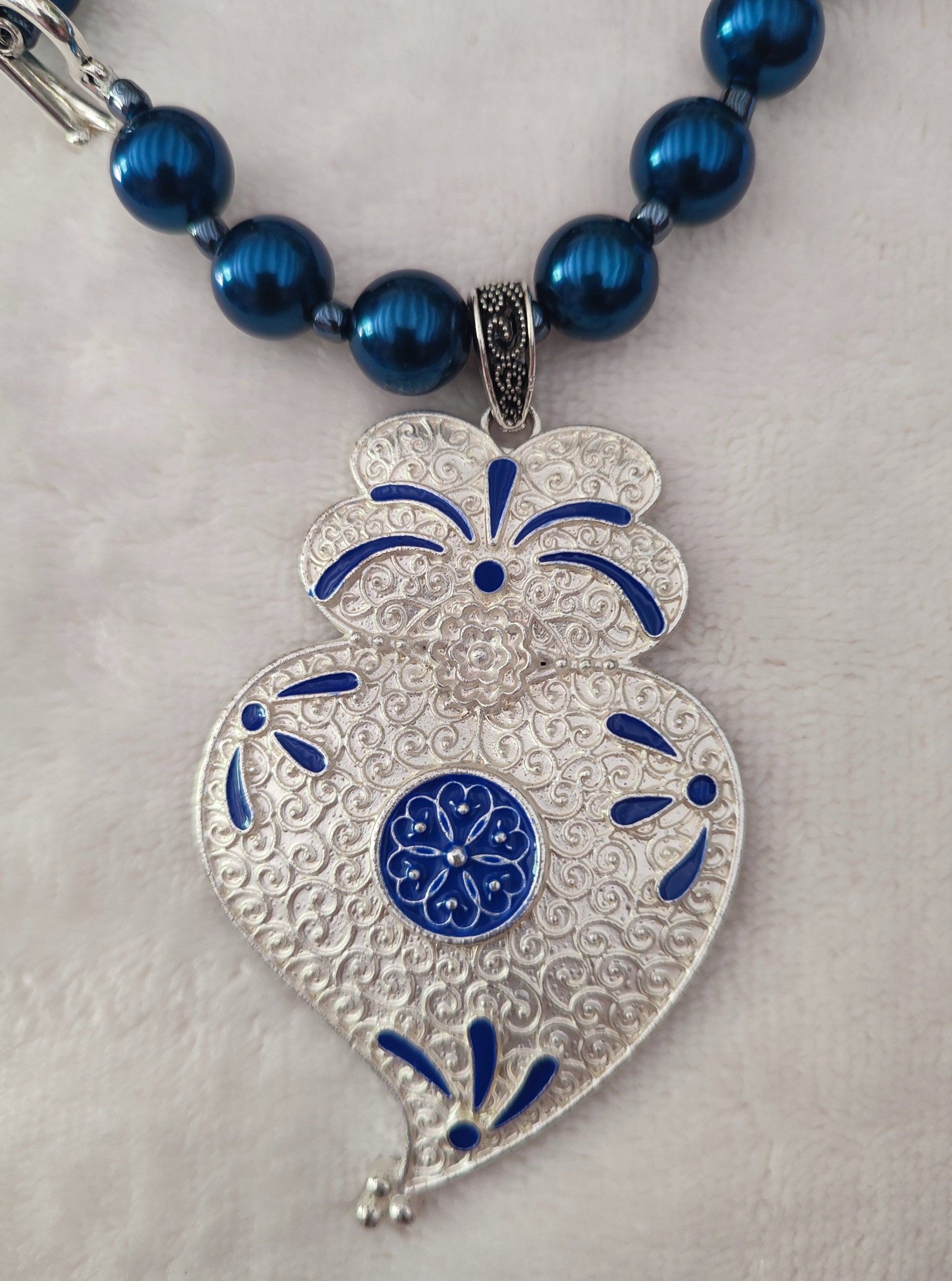 collier portugais ras du coup en perles de couleur bleu nuit avec pendentif Cœur de Viana, coração de Viana argenté & bleu, réalisé à la main,  fabriqué au Portugal,