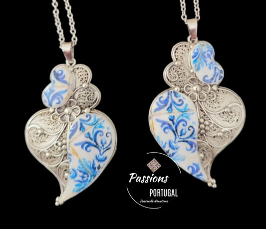 Collier portugais en acier & polymère représentant le Coeur de Viana,Coração de Viana, avec des motifs d'azulejos bleus portugais. fabrication artisanale, made in Portugal