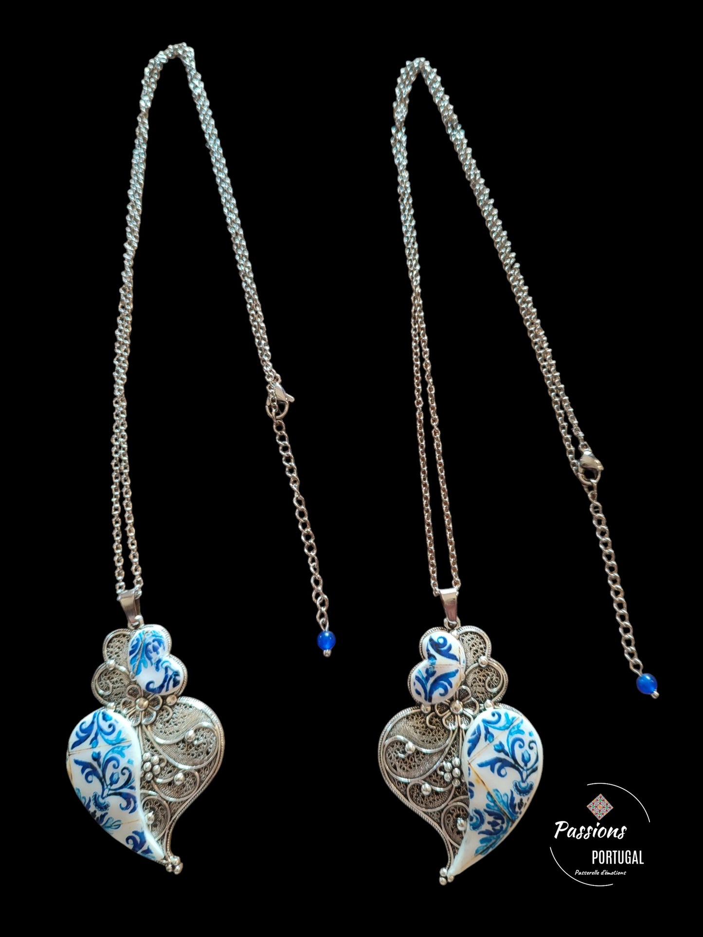 Collier portugais en acier & polymère représentant le Coeur de Viana,Coração de Viana, avec des motifs d'azulejos bleus portugais. fabrication artisanale, made in Portugal