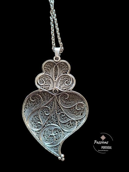 vue arrière du Collier portugais en acier & polymère représentant le Coeur de Viana,Coração de Viana, avec des motifs d'azulejos bleus portugais. fabrication artisanale, made in Portugal